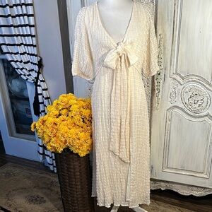 ASTR the Label Elegant Cream Textured Puff Sleeve Dress with Cutout and Tie